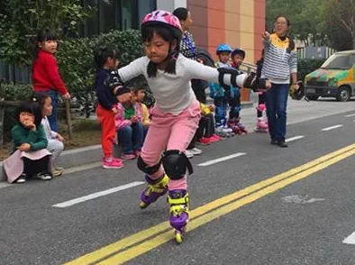差差差差不多三十分钟轮滑免费：感受滑行乐趣，提升平衡能力，增强心肺功能，适合各年龄段参与的休闲活动